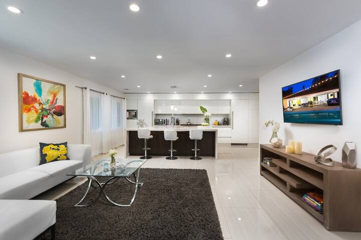 Like NEW contemp Home in Prime Area gallery image 3