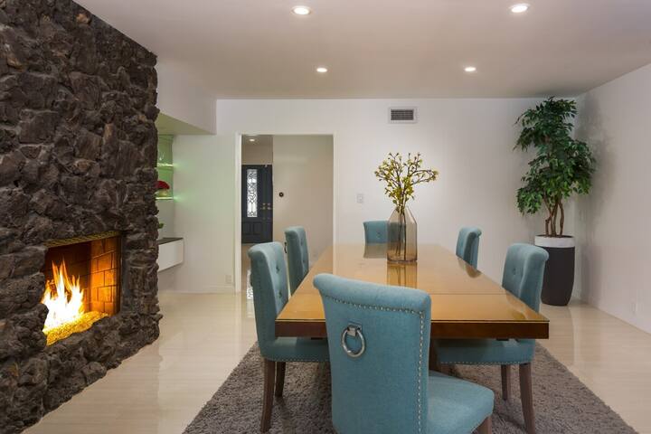 Like NEW contemp Home in Prime Area gallery image 5