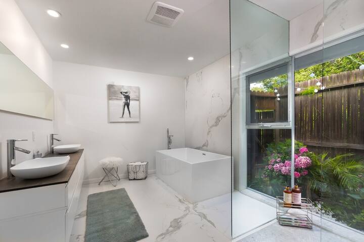 Like NEW contemp Home in Prime Area gallery image 4