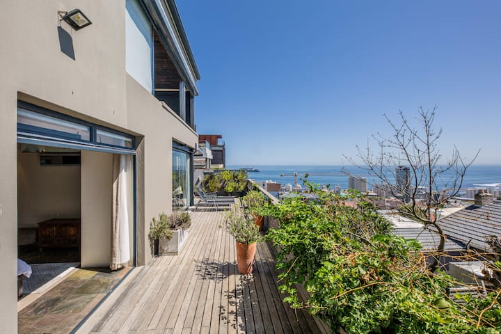 Beautiful Apartment w Deck and Stunning Views Rhin