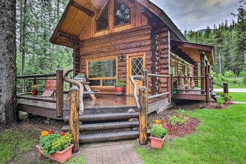 Cozy Glacier Park Log Cabin - 'Best in the West!'