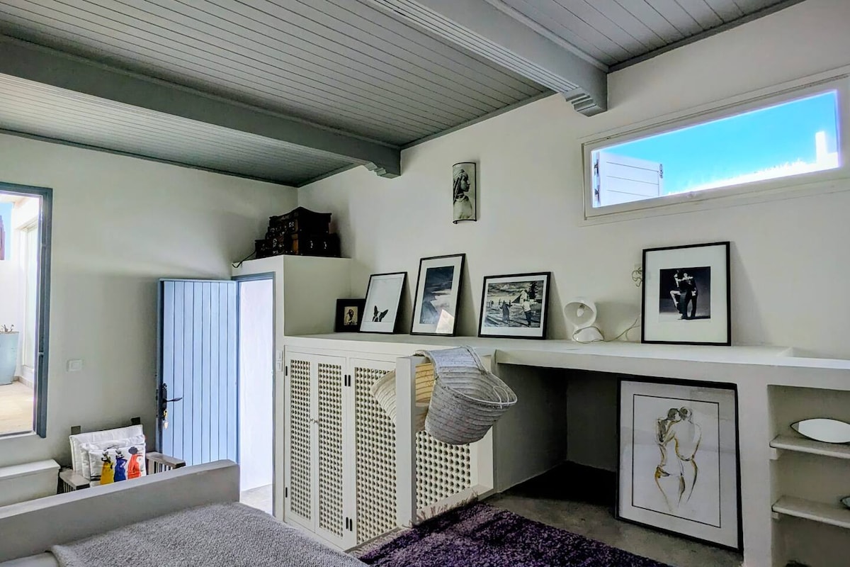 La grande suite di scale è della dimensione perfetta per una coppia, combinando la tradizione con un tocco di stile contemporaneo marocchino con soggiorno, armadietto in stile moresco e terrazza privata.
Letto matrimoniale 160 cm.