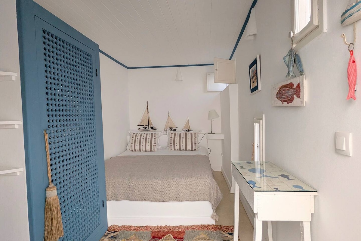 LA PICCOLA camera matrimoniale è della dimensione perfetta per una coppia, accogliente e intima. Unisce la tradizione con un tocco di elegante design marocchino di musciarabia.
Letto matrimoniale 160 cm.
