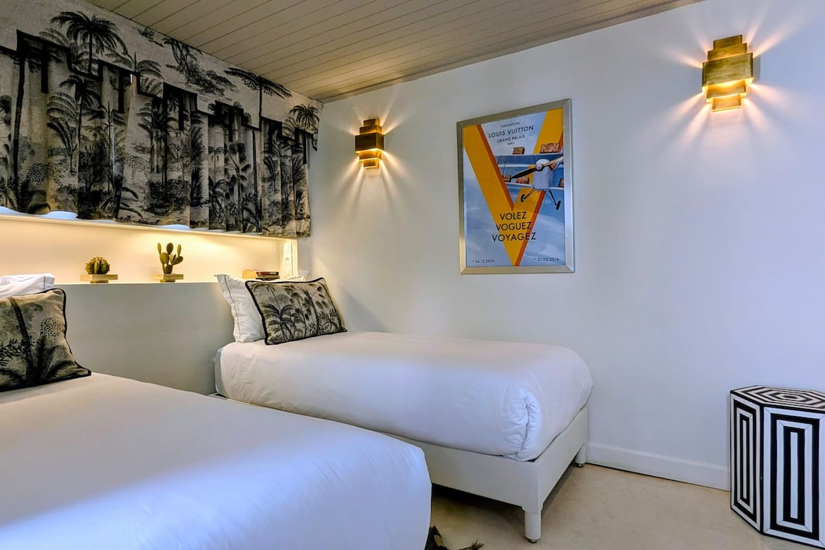 Le camere doppie MEDIUM hanno le dimensioni perfette per viaggiatori singoli e coppie, perché si trasformano in un letto matrimoniale.
Unire la tradizione con un tocco di stile contemporaneo marocchino.
Letto singolo 80 cm.
Letto matrimoniale 160 cm.
