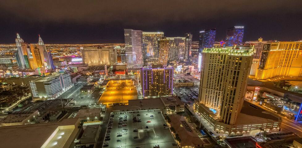 Penthouse Strip Views 2BDR + Balcony + Free Valet