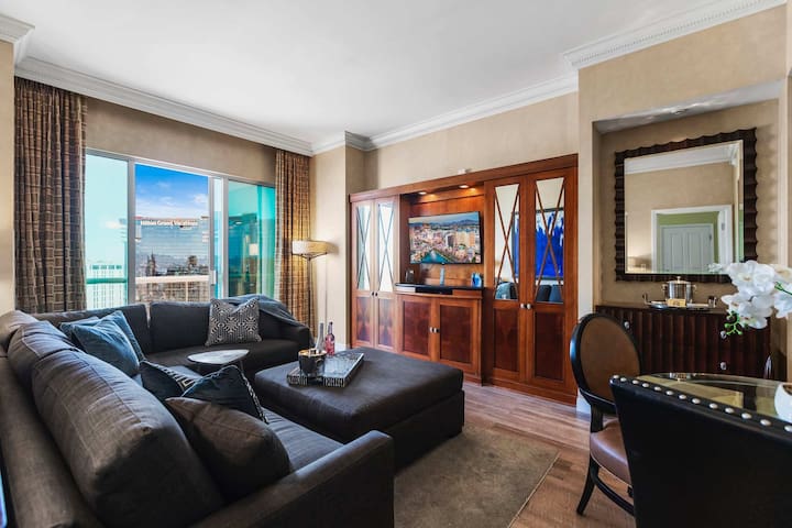 Penthouse Strip Views 2BDR + Balcony + Free Valet gallery image 4