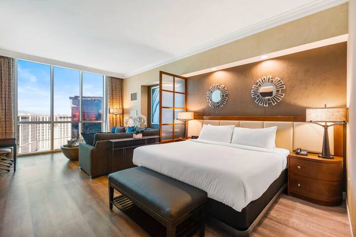 Penthouse Strip Views 2BDR + Balcony + Free Valet gallery image 5