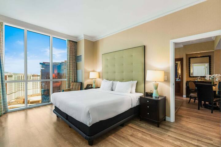 Penthouse Strip Views 2BDR + Balcony + Free Valet gallery image 3