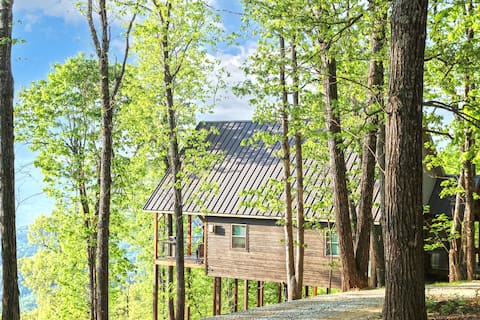 Popular Airbnb listing: Red Rock Vista Cabin- Jasper Family Fall Vacation in Arkansas River Valley Rural