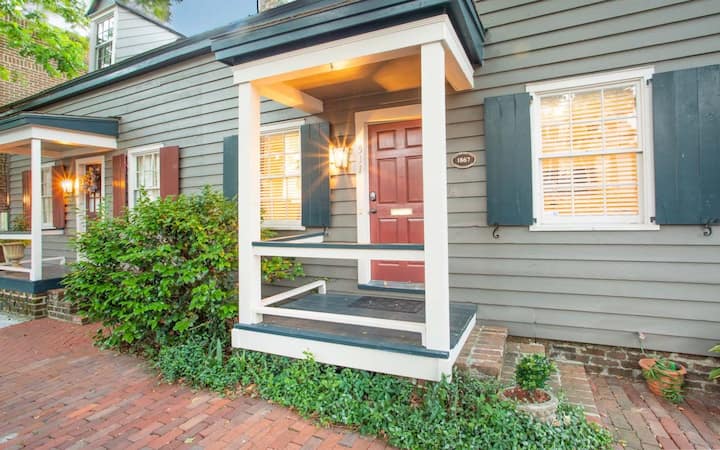 Historic Cottage With Parking By Lucky Savannah - Savannah, GA