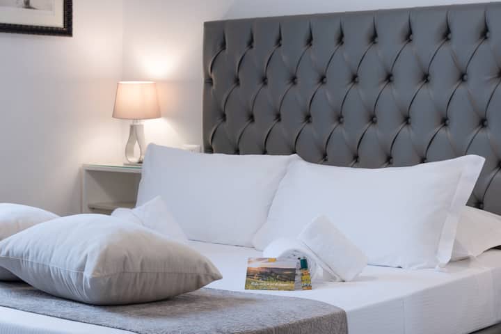 Chambre principale spacieuse avec un lit king-size confortable (165 × 190 cm) et une salle de bain attenante pour un maximum d'intimité et de commodité