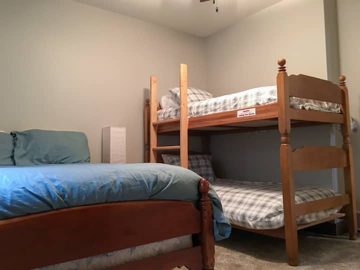Dormitorio de abajo (1 cama completa y 2 camas individuales)