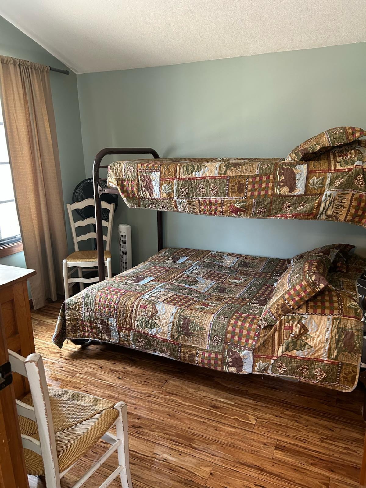 เตียงสองชั้นสบายๆ ที่มีเสน่ห์แบบชนบท เหมาะสำหรับเด็กๆ ผู้เข้าพัก หรือใครก็ตามที่พร้อมผจญภัยริมทะเลสาบ