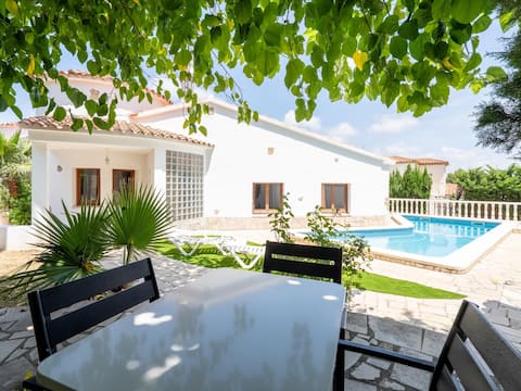Successful Airbnb property: Villa with private pool 10min beach and center in Vandellòs I L'hospitalet De L'infant