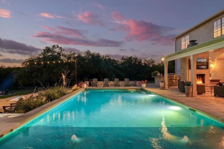 Private| Pool | Hot Tub| Fire Pit |Close to Downtn gallery image 4