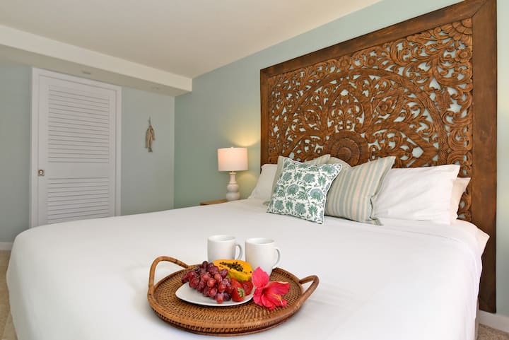 Prostrana spavaća soba s plišanim bračnim krevetom za ugodne noći