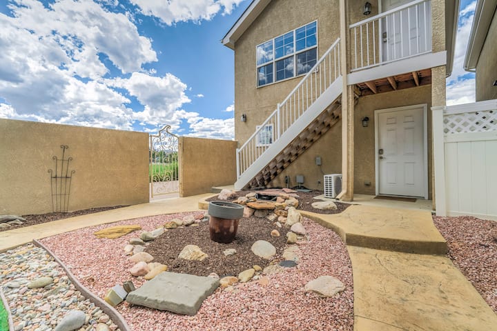 Cozy Downtown Apartment! Mtn Views! Pet Friendly! - Colorado Springs, CO