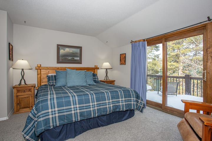 Chambre principale avec lit King Size, salle de bain attenante et patio extérieur