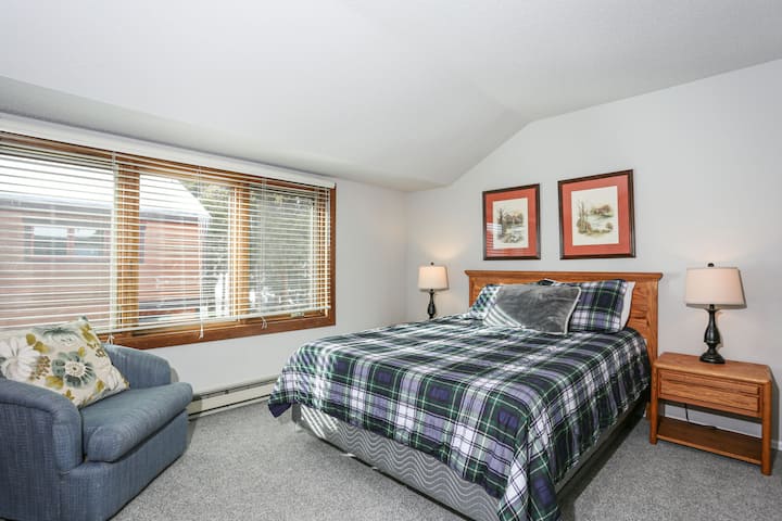 Chambre 2 avec lit Queen Size et 2 lits superposés et salle de bain attenante