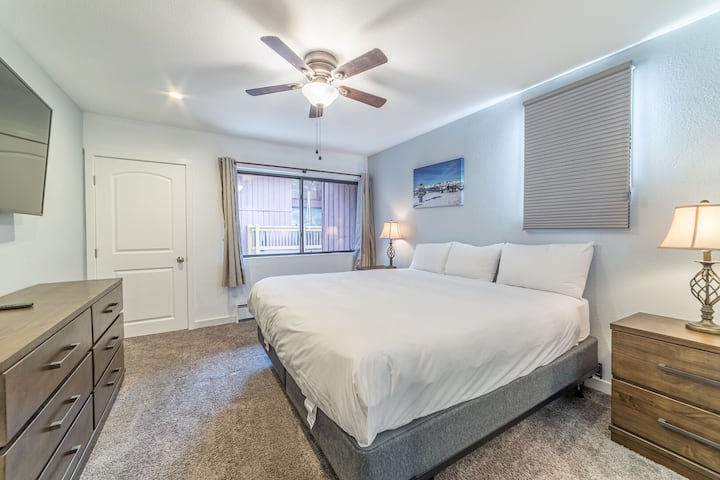 Главна спалня с суперголямо двойно легло и 55 - инчов смарттелевизор