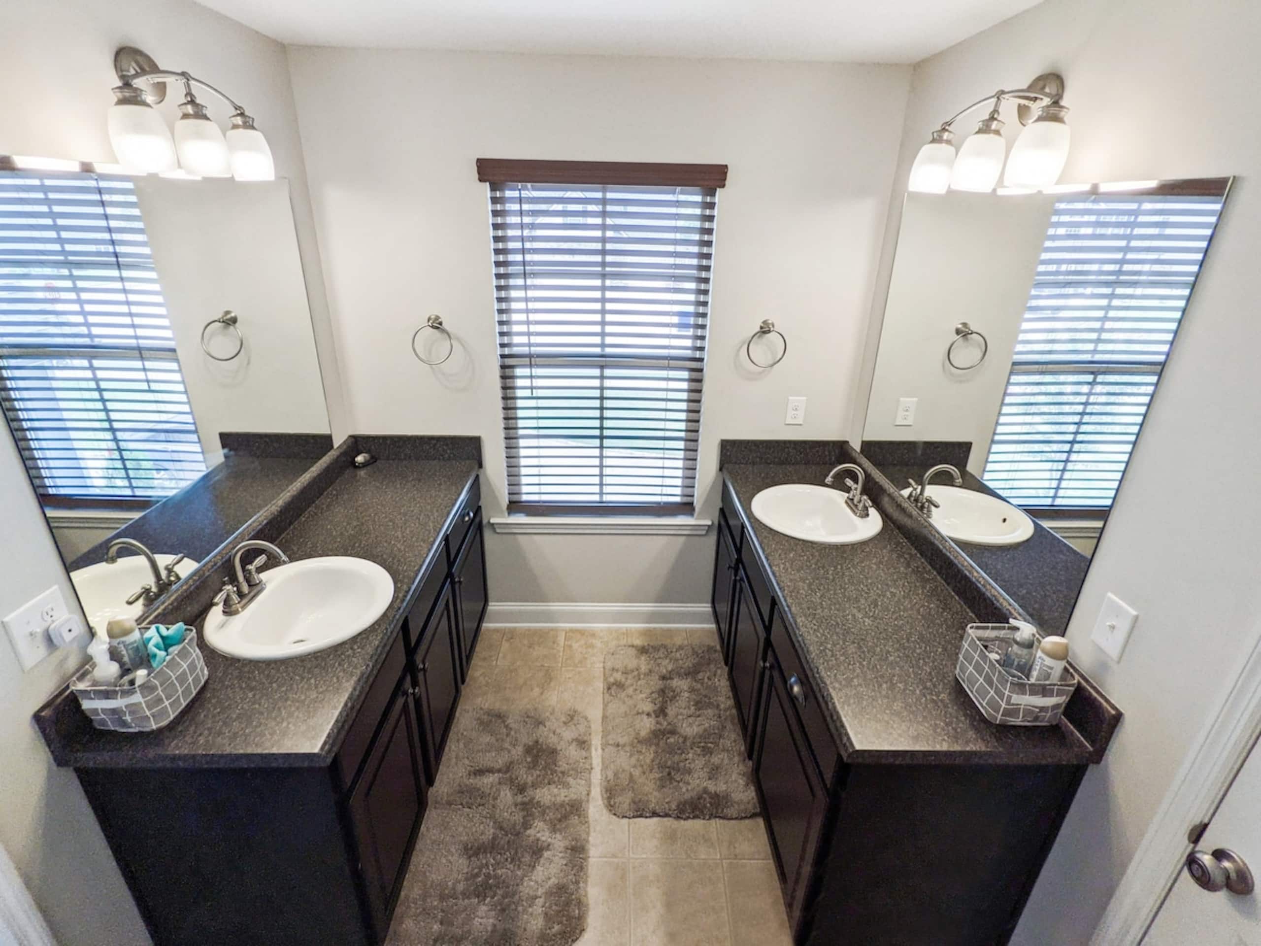 Royal Prince Suite - Quiet, Modern, Chic - Photo 4
