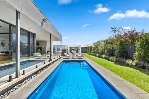 The Sinatra Holiday House - 12 single beds
