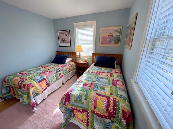 The first twin bedroom.