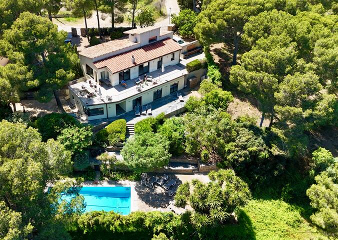 Luxurious house with huge private pool gallery image 2