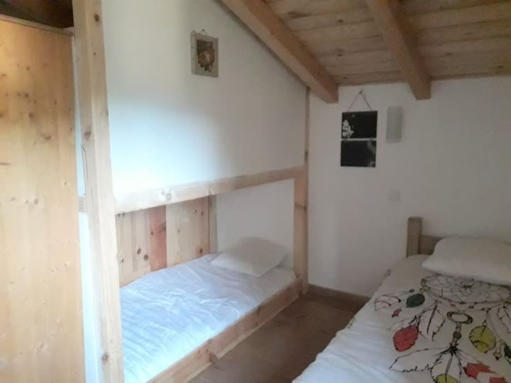 спална соба 4 кревети