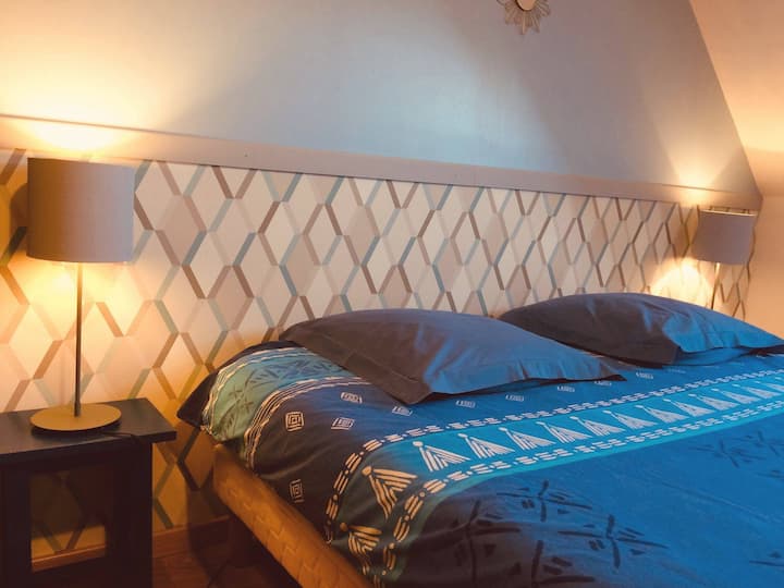 سرير بحجم كبير في غرفة زرقاء