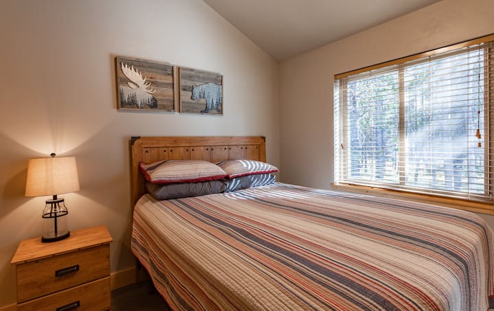 Buck Buck Moose ~ საძინებელი #2 მთავარ დონეზე საწოლითა და ცალკე სააბაზანოთი