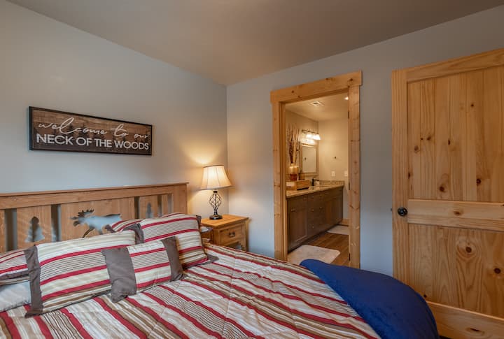 Buck Buck Moose ~ bedroom #4 on top level w/ queen bed and jack n jill bathroom