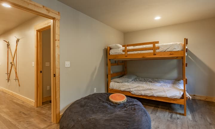 Buck Buck Moose ~ Bedroom #8 ზედა დონეზე, ერთადგილიანი და ორადგილიანი ორსართულიანი საწოლებით, ცალკე შესასვლელით საზიარო სააბაზანოში