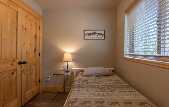 Buck Buck Moose ~ bedroom #7 ზედა დონეზე, ორადგილიანი საწოლით