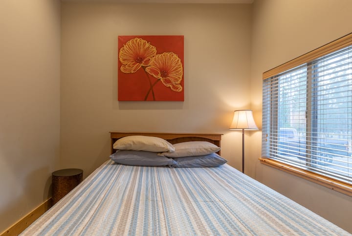 Buck Buck Moose ~ საძინებელი #3 მთავარ დონეზე საწოლთან და საზიარო სააბაზანოს შესასვლელთან