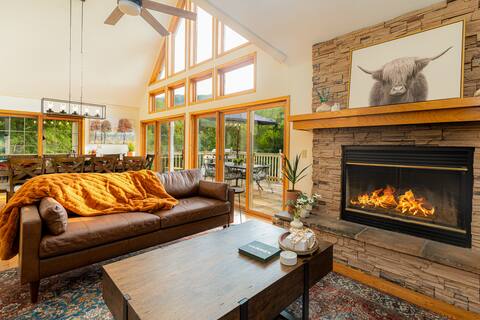 All En Suite 6 BR-Hot Tub! Fire Pit! Whiskey Room!