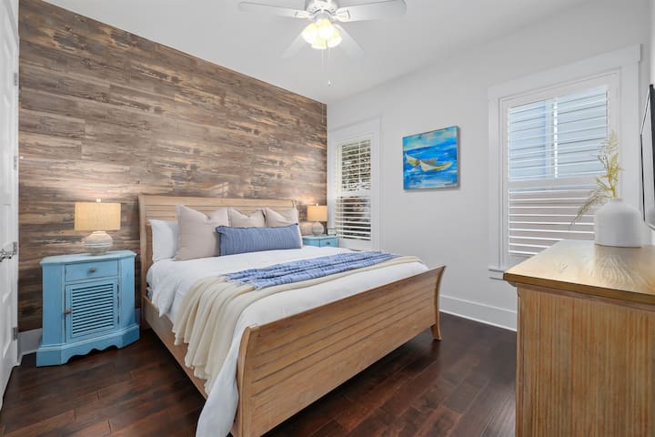 Dormitorio de invitados n.º 2 con pared decorativa de madera cálida (1er piso)