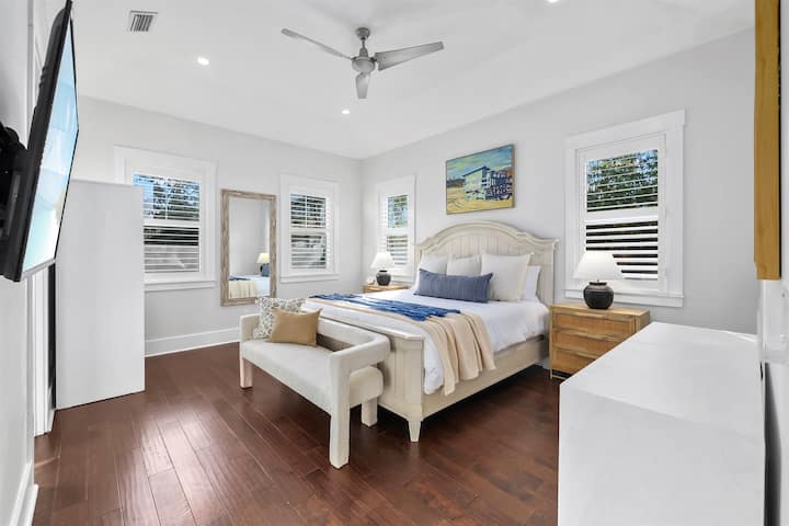 Suite principal en el primer piso con cama tamaño king y baño privado