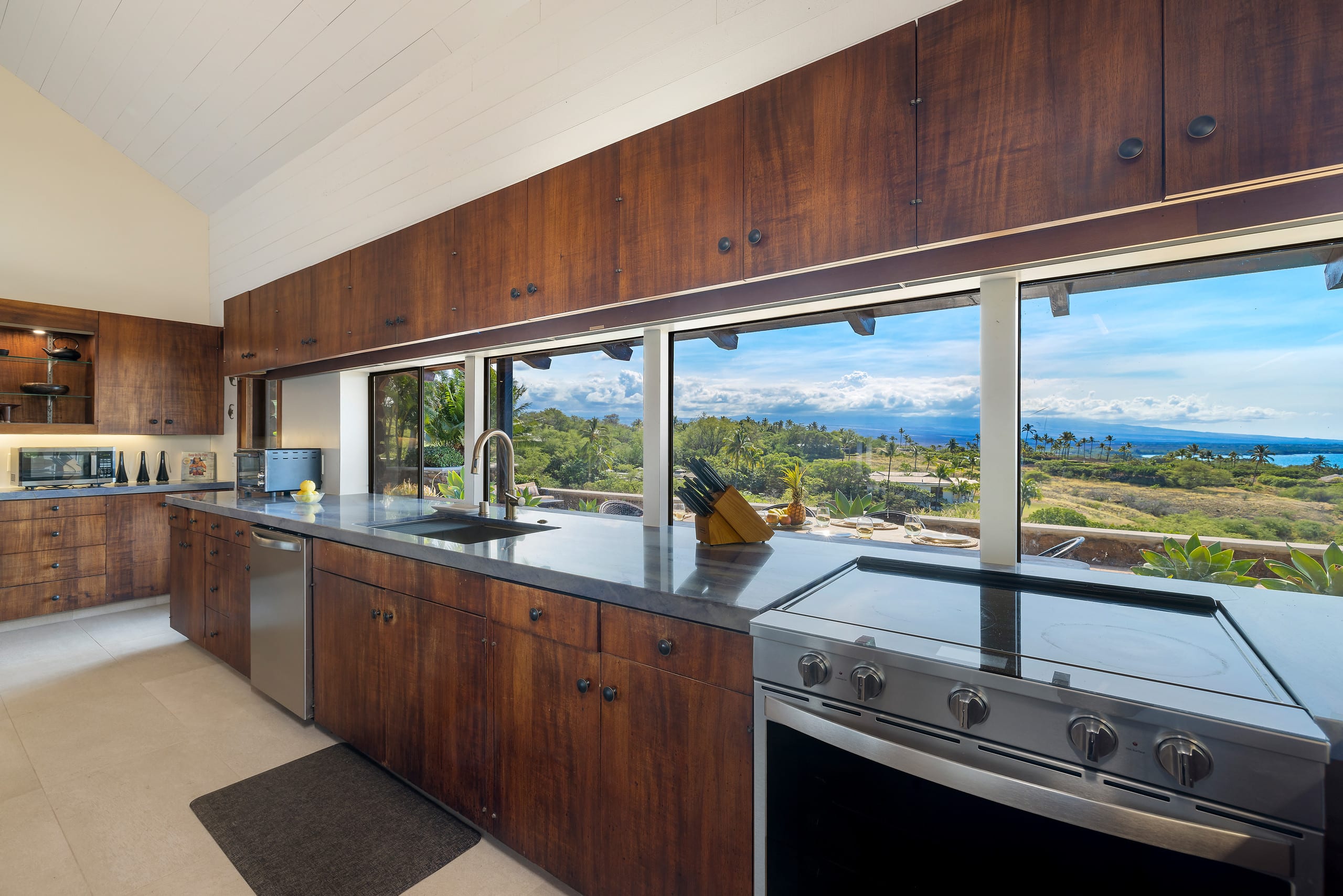 Home in Waimea · ★5.0 · 3 bedrooms · 6 beds · 3 baths - Image 9