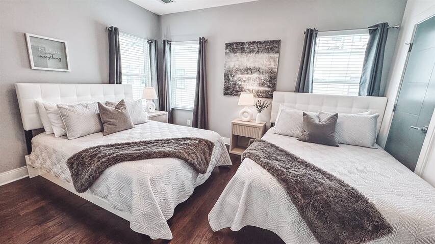 Luxury Gulch Home – 360 Views – Wet Bar Rooftop! gallery image 5