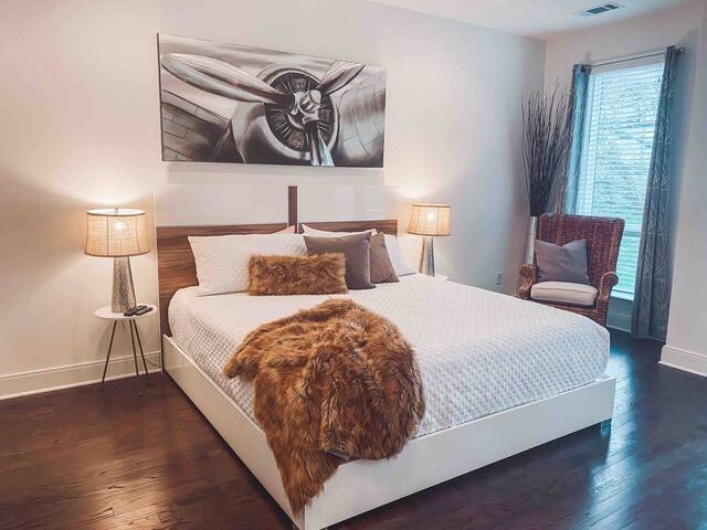 Luxury Gulch Home – 360 Views – Wet Bar Rooftop! gallery image 4