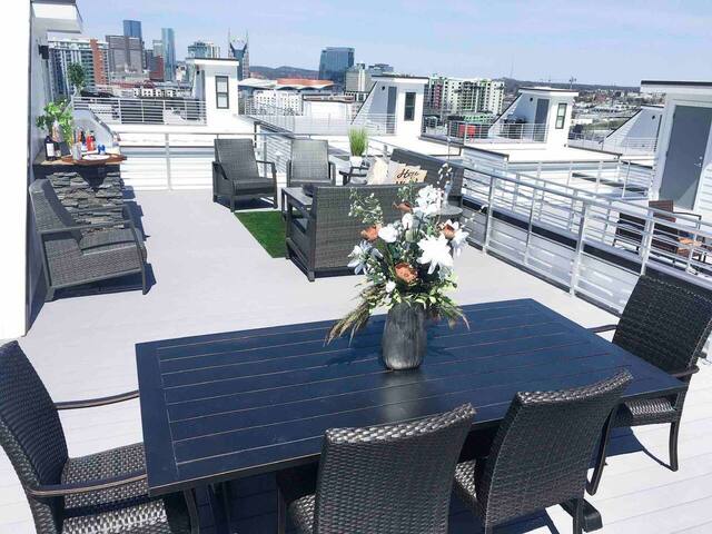 Luxury Gulch Home – 360 Views – Wet Bar Rooftop! gallery image 3