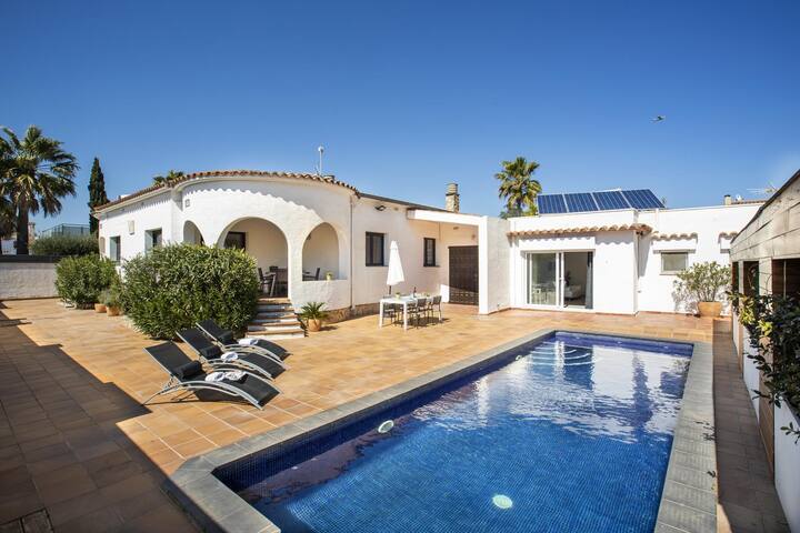 Nice house with private pool and five bedrooms gallery image 2