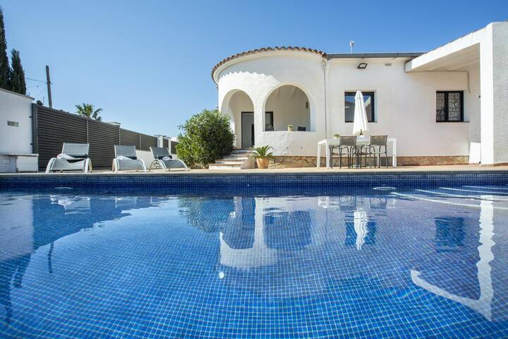 Nice house with private pool and five bedrooms gallery image 4