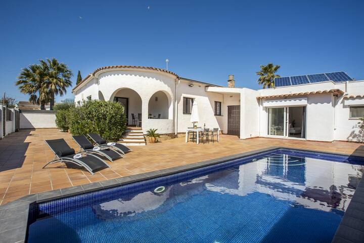 Nice house with private pool and five bedrooms gallery image 3