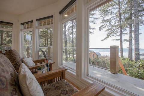Popular Airbnb listing: Oceans Edge-Chesterman, Storm watching, sauna, Hot in Tofino