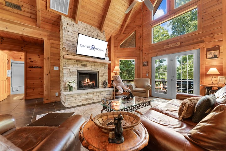 Genuine Log Cabin-near Big Cedar! Private Hot Tub & Grill! Spacious Deck & Car Charger - Missouri