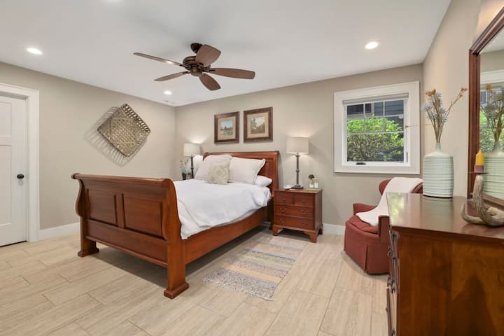 Prvá spálňa s manželskou posteľou Queen