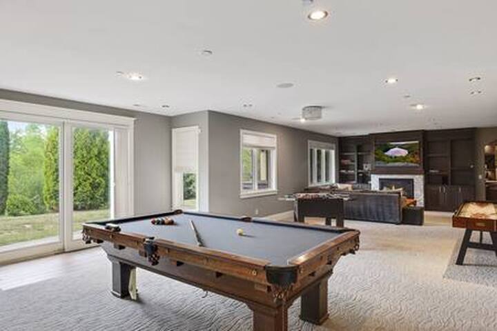 Luxury 7400 sq.ft Stunning Home Theater/Sleeps 18+ gallery image 4