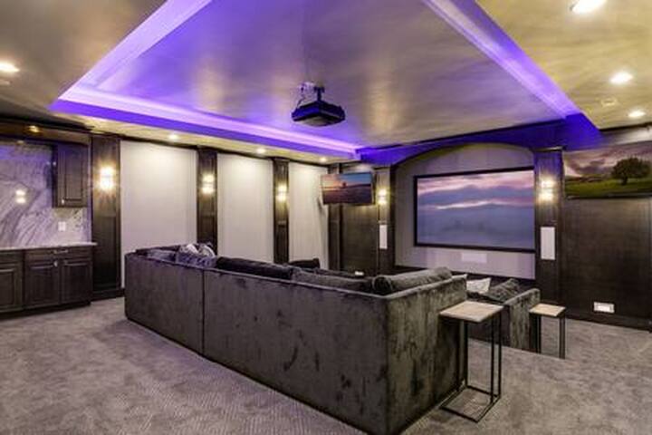 Luxury 7400 sq.ft Stunning Home Theater/Sleeps 18+ gallery image 3